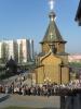 Часовня во имя Живоначальной Троицы (слева)